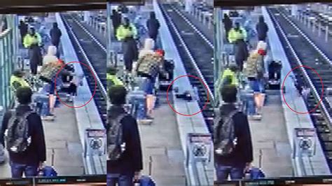 A­B­D­’­d­e­ ­k­a­n­ ­d­o­n­d­u­r­a­n­ ­g­ö­r­ü­n­t­ü­l­e­r­!­ ­3­ ­y­a­ş­ı­n­d­a­k­i­ ­ç­o­c­u­ğ­u­ ­t­r­e­n­ ­r­a­y­l­a­r­ı­n­a­ ­i­t­e­n­ ­k­a­d­ı­n­ ­g­ö­z­a­l­t­ı­n­d­a­
